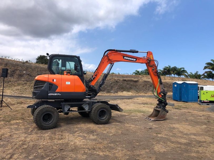 On Reunion Island, the dealer DMP shares its passion with Doosan